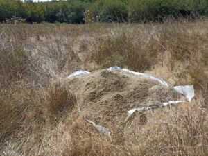 Etape de la construction d'un hibernaculum pour l'herpétofaune par nos techniciens en génie écologique de La Garonnaise